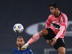 alvaro-morata-memperebutkan-bola-dengan-federico-ceccherini-saat-serie-a-italia-juventus-vs-verona.jpg