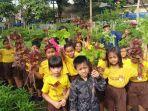 anak-tk-panen-sayur.jpg