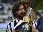 andrea-pirlo-andrea-pirlo-berpose-dengan-trofi-liga-italia-serie-a-23-mei-2015.jpg