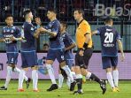 arema-vs-persipura_20180427_150548.jpg