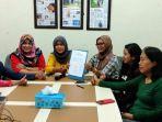 ari-indah-hayati-dari-kp4-diy-menunjukkan-surat-pernyataan-dukungan-terhadap-gerakan.jpg