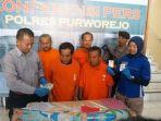 asik-berjudi-di-rumah-kosong-pns-di-purworejo-digrebek-polisi-petugas-amankan-uang-rp225-ribu.jpg
