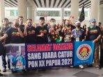 atlet-catur-diy-m-kahfi-maulana-dan-pelatihnya-bima-triadi-disambut.jpg