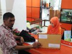 baharuddin-kamba-kirim-surat-ke-kpk-di-kantor-pos-besar-yk_20170912_120746.jpg