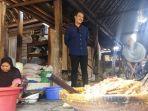 bakal-calon-bupati-bantul-dewata-eka-putra-menyambangi-perajin-peyek.jpg