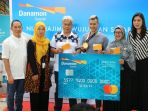 bank-danamon-serahkan-tabungan-haji-bagi-atlet-peraih-emas-asian-games-2018_20180930_220156.jpg