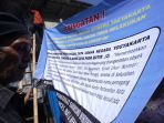 banner-penghentian-proyek-di-lahan-eks-bioskop-indra_20180507_143211.jpg