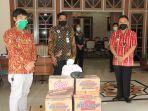 bantuan-berupa-beras-dan-mie-instan-diberikan-kepada-warga-desa-tejosari.jpg