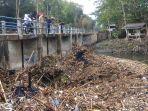 banyak-sampah-menumpuk-di-sejumlah-bendungan-bantul.jpg