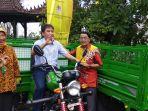 bersama-kementerian-lhk-gandung-pardiman-serahkan-30-motor-sampah-kepada-masyarakat.jpg