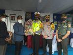 bingkisan-dan-tali-asih-uang-kepada-petugas-Pos-PAM-Lebaran.jpg