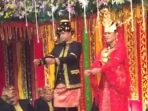 bobby-nasution-dan-kahiyang-ayu-tampak-kompak-menari-manortor2_20171125_153746.jpg