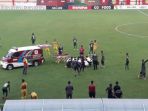 breaking-news-bek-persebaya-ini-dilarikan-ke-rumah-sakit-setelah-kepalanya-membentur-tanah_20180711_175605.jpg