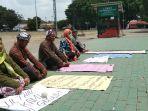 breaking-news-lapak-mau-digusur-lima-pkl-gondomanan-gelar-topo-pepe-di-depan-keraton-yogyakarta.jpg