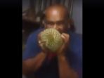 buka-durian-hanya-menggunakan-mulut_20171210_180043.jpg