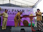 bupati-bantul-drs-suharsono-memukul-gong-sebagai-simbolisasi-dibukanya-grebeg-pasar-rakyat.jpg