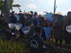 bupati-bantul-suharsono-bersama-sang-istri-erna-suharsono-mengawali-panen-ikan.jpg