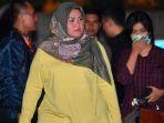 bupati-bekasi-neneng-hasanah-yasin-kedua-kiri-tiba-di-kantor-kpk-jakarta.jpg