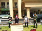 bupati-klaten-sri-mulyani-menggelar-konferensi-pers-di-halaman-rsud-bagas-waras-klaten.jpg
