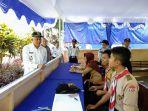 bupati-sleman-sri-purnomo-saat-berbincang-dengan-anggota-pramuka-di-posko-terpadu-denggung.jpg