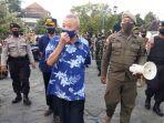 bupati-suharsono-didampingi-satpol-pp-tni-dan-kepolisian-keliling-lapangan-paseban.jpg