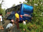 bus-pariwisata-nyasar-ke-jalan-sempit-dan-harus-dievakuasi1_20171009_065507.jpg