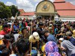 dalam-hitungan-menit-lima-gunungan-grebeg-maulud-ludes-dirayah-warga.jpg