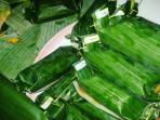 daun-pisang-digunakan-sebagai-pembungkus-makanan.jpg