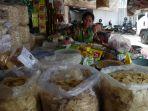 di-Pasar-Darurat-Klaten-saat-menata-dagangannya-Jumat-2432023.jpg