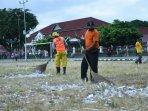 dlh-kota-yogya-bersihkan-sisa-kertas-petasan-di-alun-alun-utara.jpg