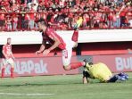 drama-lima-gol-warnai-kemenangan-bali-united-atas-persela-lamongan_20180911_200311.jpg