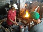 eksistensi-pandai-besi-tradisional-di-gunungkidul-di-tengah-gempuran-alat-pertanian-moderen.jpg
