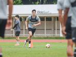elkan-baggott-latihan-bareng-timnas-indonesia.jpg