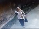 emak-emak-mencurigakan-ternyata-mau-maling-sepeda1_20171210_220121.jpg