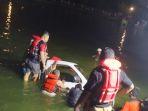 evakuasi-mobil-yang-terjun-ke-dalam-Embung-Baturetno.jpg