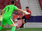 ferran-torres-menendang-bola-laga-persahabatan-spanyol-vs-portugal-di-stadion-wanda-metropolitano.jpg