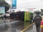 foto-foto-bus-maju-lancar-terguling-di-perempatan-road-barat-demak-ijo.jpg