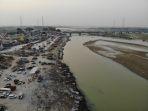 foto-udara-pembakaran-kayu-bakar-korban-covid-19-covid-terlihat-di-kremasi-di-tepi-sungai-gangga.jpg