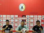full-back-pss-sleman-arthur-irawan-kiri-saat-memberikan-keterangan.jpg