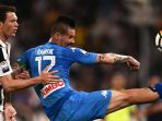 gelandang-napoli-marek-hamsik-berduel-dengan-bek-juventus-stephan-lichtsteiner_20180423_034609.jpg