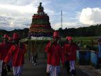 gelar-merti-dusun-warga-dengkeng-arah-gunungan-kakung-dan-putri-keliling-kampung.jpg