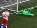 gol-bunuh-diri-kiper-polandia.jpg