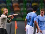 guardiola-berbicara-kepada-de-bruyne-rodri-di-perempat-final-liga-champions-manchester-city-v-lyon.jpg