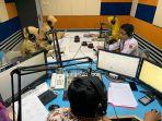 guru-memberikan-pelajaran-melalui-siaran-radio-radio-pendidikan-di-magelang-fm.jpg