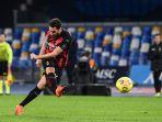hakan-calhanoglu-menendang-bola-di-serie-a-italia-napoli-vs-ac-milan-di-stadion-san-paolo.jpg