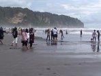 hari-pertama-di-tahun-baru-14-ribu-wisatawan-kunjungi-pantai-depok-dan-pantai-parangtitis.jpg
