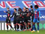 henderson-minamino-mane-dan-fabinho-merayakan-gol-saat-crystal-palace-vs-liverpool.jpg