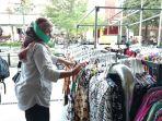 herlina-pedagang-batik-di-malioboro-sedang-merapikan-dagangannya.jpg