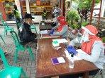 hujan-deras-pelayanan-bstkantorposmujamuju-dipindahkan-ke-dalam-kantor-pos.jpg