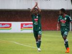 ichsan-pratama-melakukan-selebrasi-usai-mencetak-gol-ke-gawang-martapura-fc_20180516_163900.jpg